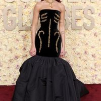 Thảm đỏ "Quả Cầu Vàng": Taylor Swift mặc đồ Gucci, Selena Gomez diện váy đỏ độc lạ