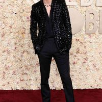 Thảm đỏ "Quả Cầu Vàng": Taylor Swift mặc đồ Gucci, Selena Gomez diện váy đỏ độc lạ