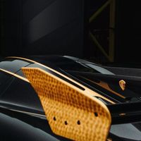 Koenigsegg Jesko độc nhất thế giới với thân xe bằng sợi carbon và mạ vàng 24k