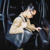 Dự báo bùng nổ của túi xách mới "Y Tote" từ Saint Laurent