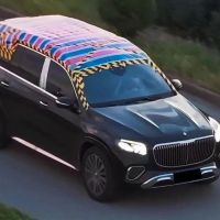 Lý do hàng loạt chủ ô tô hạng sang Mercedes-Benz phông bạt lên nóc xe