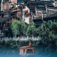 Dòng Đà Giang lặng lẽ ở cổ trấn