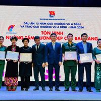 Ông Johnathan Hạnh Nguyễn nhận giải thưởng Vừ A Dính