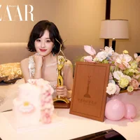 Triệu Lệ Dĩnh vui vẻ khoe cúp Thị Hậu Kim Ưng thứ hai của mình. Ảnh: Weibo Triệu Lệ Dĩnh