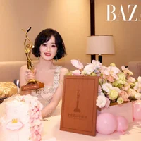 Triệu Lệ Dĩnh vui vẻ khoe cúp Thị Hậu Kim Ưng thứ hai của mình. Ảnh: Weibo Triệu Lệ Dĩnh