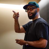 Prophet Guillory đang trò chuyện với các sinh viên tại văn phòng Apple Music Nashville.