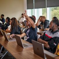 Tại khuôn viên trường Đại học Bang Tennessee, sinh viên ngồi vào bàn và tham gia chương trình Hỗ trợ Nghề nghiệp trong Ngành Nghệ thuật & Giải trí của Trung tâm PROPEL.