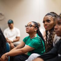 Sinh viên đang ngồi trong phòng Âm Thanh Không Gian tại Apple Music Nashville.