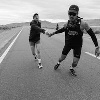 Annie Cun đang chạy về phía những người đồng đội của mình.