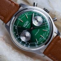 Đồng hồ Vulcain Chronograph phiên bản giới hạn màu xanh lá cây