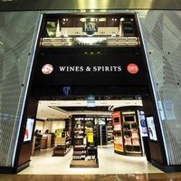 Cửa hàng rượu và vang chiếm hai tầng trong T3, sân bay Changi.