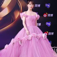 Mỹ nữ không thích mặc váy, sợ đám đông nhưng lại trở thành tâm điểm gây ùn tắc