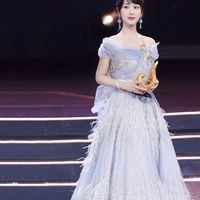 Mỹ nữ không thích mặc váy, sợ đám đông nhưng lại trở thành tâm điểm gây ùn tắc