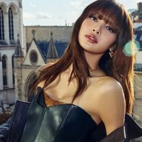Lisa diện mốt khoe nội y trên phố
