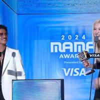 Khoảnh khắc ăn mừng gây sốt của Rosé và Bruno Mars