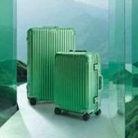 Rimowa & sắc xanh Emerald cho phiên bản màu mới của dòng vali nhôm cao cấp