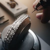 1.000 viên kim cương đính trên bộ máy cơ khí nhỏ nhất thế giới