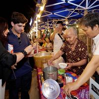 Có một chợ đêm bên biển Vui Phết tụ hợp du khách trong và ngoài nước
