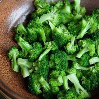 1 loại rau xanh nhiều vitamin C hơn cả cam, quýt hiếm người biết về nó