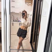 Nhã Phương khoe cơ bụng săn chắc sau Tết