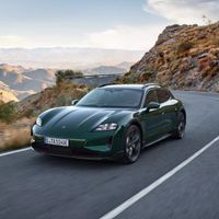 Porsche Taycan Turbo S 2025 ra mắt với công suất tiệm cận siêu xe