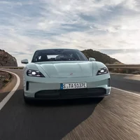 Porsche Taycan Turbo S 2025 ra mắt với công suất tiệm cận siêu xe