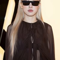 Rosé diện váy xuyên thấu dự show Saint Laurent Thu Đông 2024