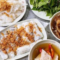 Khách Tây khen ngợi hương vị ẩm thực Việt Nam được bày bán đầy vỉa hè