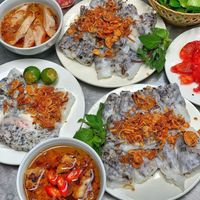 Khách Tây khen ngợi hương vị ẩm thực Việt Nam được bày bán đầy vỉa hè