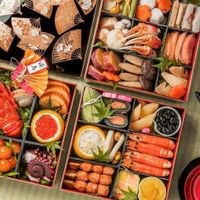 Những món ăn cầu may nhất định phải có  trên mâm cỗ Tết của các nước