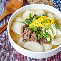 Những món ăn cầu may nhất định phải có  trên mâm cỗ Tết của các nước