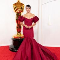 Đi giày cao 20cm, nữ diễn viên bị trượt ngã trên thảm đỏ Oscar 2024