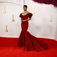 Đi giày cao 20cm, nữ diễn viên bị trượt ngã trên thảm đỏ Oscar 2024