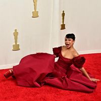 Đi giày cao 20cm, nữ diễn viên bị trượt ngã trên thảm đỏ Oscar 2024