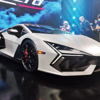 Siêu xe hybrid đầu tiên của Lamborghini lộ ảnh đã về Việt Nam, Minh "Nhựa" phấn khởi hẳn ra