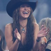 Bella Hadid lăng-xê phong cách cô gái cao bồi và tình yêu với ngựa