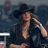 Bella Hadid lăng-xê phong cách cao bồi, lan tỏa tình yêu với ngựa