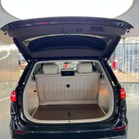 Trấn Thành sắm VW Viloran bản base nhưng có trang bị khủng hơn bản full: Ghế thương gia xoay 360 độ, sàn gỗ, trần sao kiểu Rolls-Royce