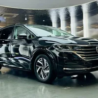 Làm phim bội thu, Trấn Thành tậu thêm Volkswagen Viloran mới nhập từ Trung Quốc