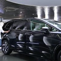 Trấn Thành tậu MPV Volkswagen Viloran, độ thêm trang bị đúng chuẩn ‘xe chủ tịch’
