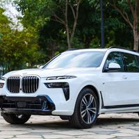 Vợ chồng Trấn Thành và Hari Won chi chục tỷ đồng sắm xe