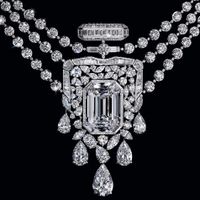Chanel biến chai nước hoa huyền thoại thành vòng cổ kim cương