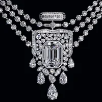 Chanel biến chai nước hoa huyền thoại thành vòng cổ kim cương
