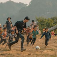 Rapper Đen Vâu vướng tin đồn "có con" với Hoàng Thùy Linh.