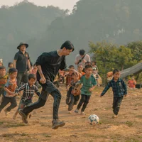 Rapper Đen Vâu vướng tin đồn "có con" với Hoàng Thùy Linh.