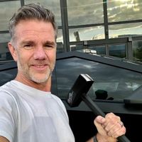 Tesla ra mắt... búa tạ CyberHammer: Thiết kế cực chất lấy cảm hứng từ Cybertruck, giới hạn chỉ có 800 chiếc