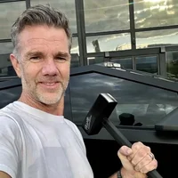 Tesla ra mắt... búa tạ CyberHammer: Thiết kế cực chất lấy cảm hứng từ Cybertruck, giới hạn chỉ có 800 chiếc