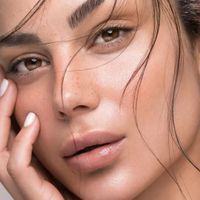 Trang điểm với son bóng