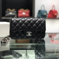 Các thương hiệu thời trang xa xỉ tăng giá nhưng vẫn cháy hàng. Lý do vì đâu?