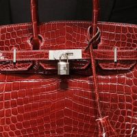 Các thương hiệu thời trang xa xỉ tăng giá nhưng vẫn cháy hàng. Lý do vì đâu?